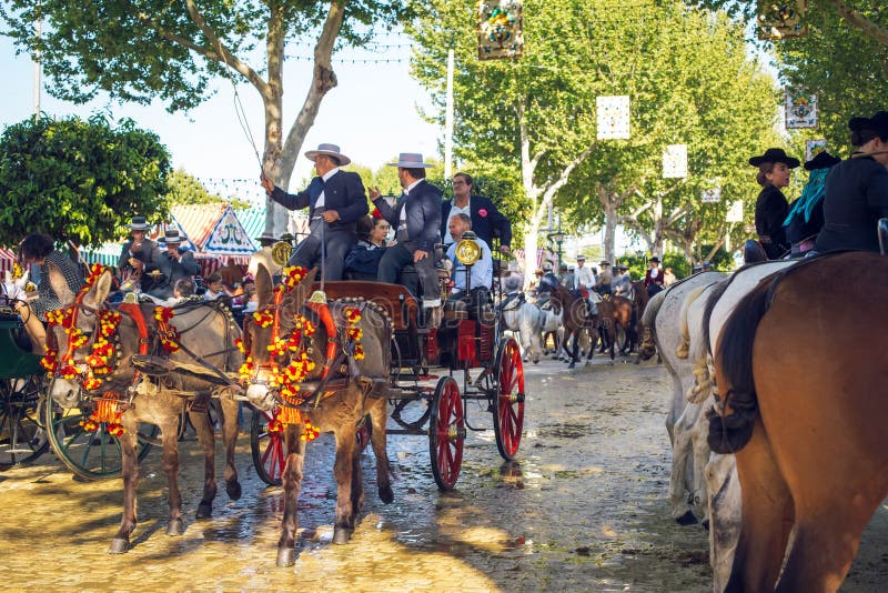 Vagnar och ryttare för häst utdragna på April Fair, Seville ganska Feria de Sevilla royaltyfria foton Vagnar och ryttare för häst utdragna på April Fair, Seville ganska Feria de Sevilla royaltyfria foton