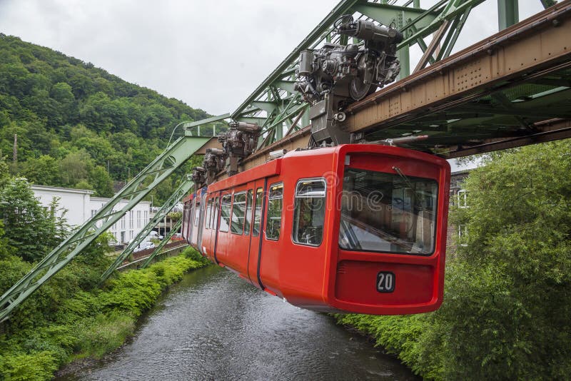 Vagone rosso della ferrovia della sospensione di Wuppertal fotografia stock Vagone rosso della ferrovia della sospensione di Wuppertal fotografia stock