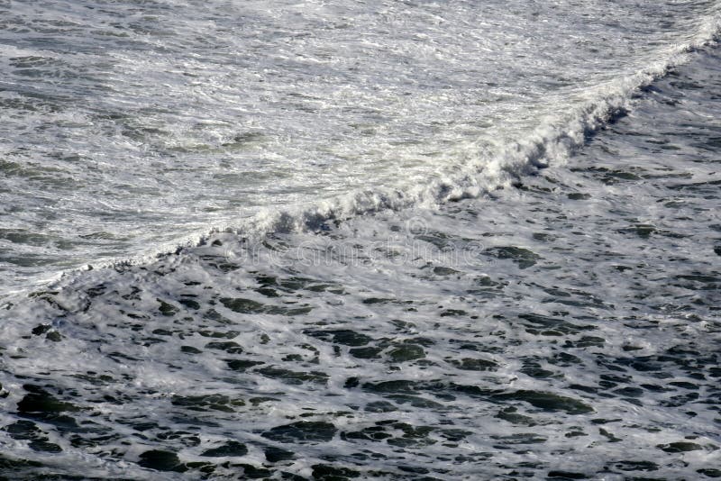 Vague blanche rugueuse de mousse d'océan photographie stock libre de droits Vague blanche rugueuse de mousse d'océan photographie stock libre de droits