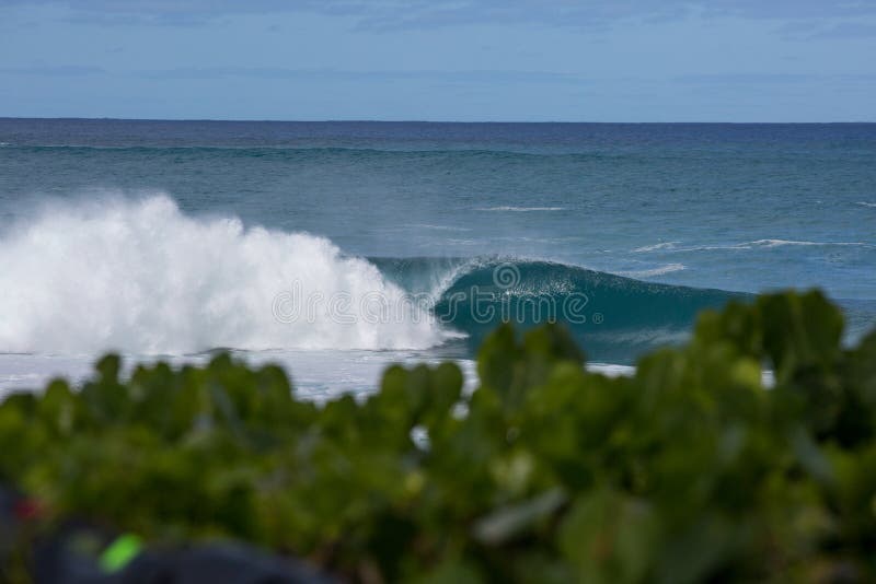 Vague dangereuse se cassant au-dessus du récif coralien peu profond en Hawaï image stock Vague dangereuse se cassant au-dessus du récif coralien peu profond en Hawaï image stock