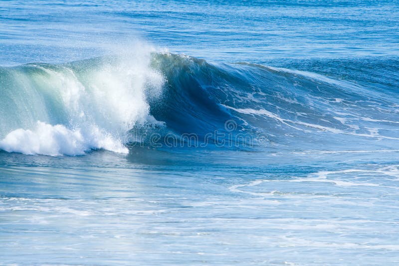 Vague déferlante et ondes d'océan photo stock