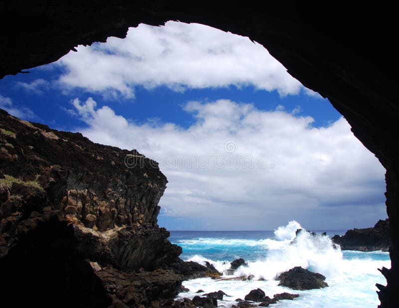 Vague déferlante à l'ana Kai Tangata sur l'île de Pâques photographie stock Vague déferlante à l'ana Kai Tangata sur l'île de Pâques photographie stock