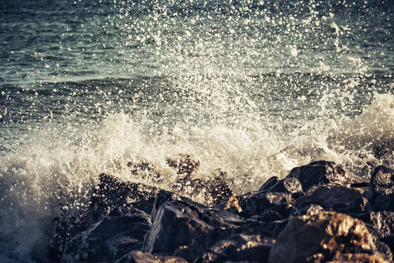 Vague forte des battements de mer sur les roches photo libre de droits Vague forte des battements de mer sur les roches photo libre de droits