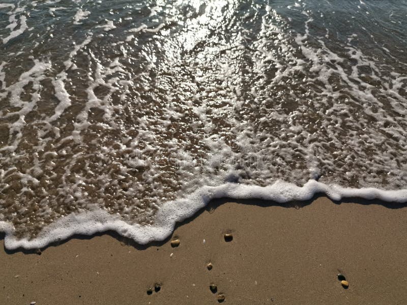 Vague sur la plage de sable photographie stock Vague sur la plage de sable photographie stock