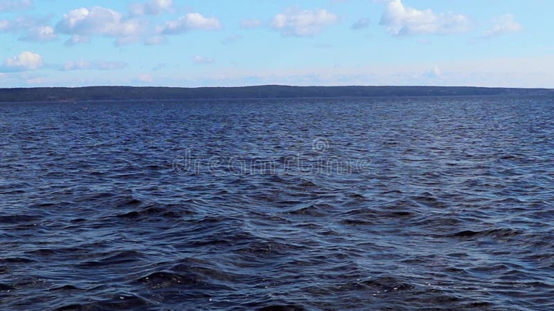 Vagues calmes sur la mer froide septentrionale. débit d'eau bleu le jour nuageux.