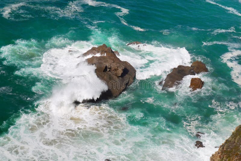 Vagues de l'Océan Atlantique se brisant sur des roches images libres de droits Vagues de l'Océan Atlantique se brisant sur des roches images libres de droits