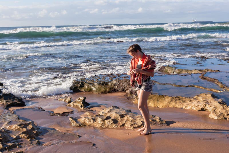 Vagues de plage de fille explorant image libre de droits Vagues de plage de fille explorant image libre de droits