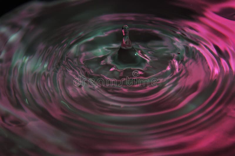 Vagues et ondulations photographie stock libre de droits Vagues et ondulations photographie stock libre de droits