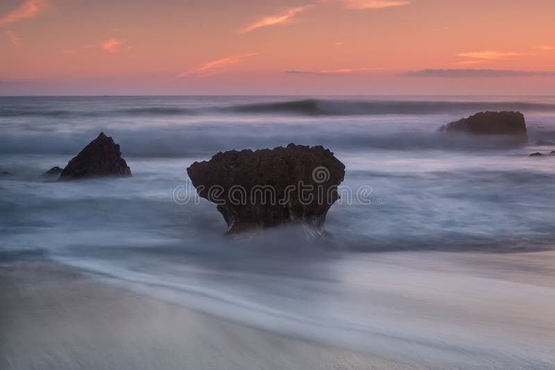 Vagues troubles de paysage marin dramatique Pierres pendant le coucher du soleil photographie stock libre de droits Vagues troubles de paysage marin dramatique Pierres pendant le coucher du soleil photographie stock libre de droits