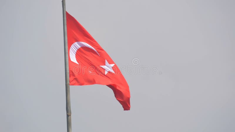 Vagues turques de drapeau national dans le vent contre le ciel