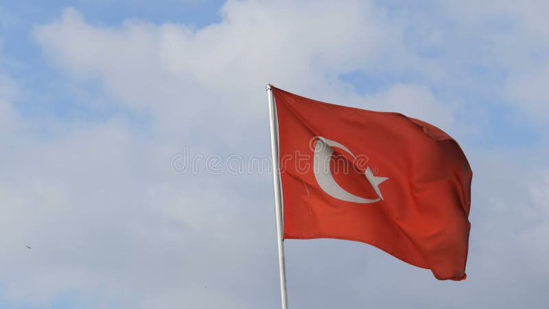 Vagues turques de drapeau national dans le vent contre le ciel