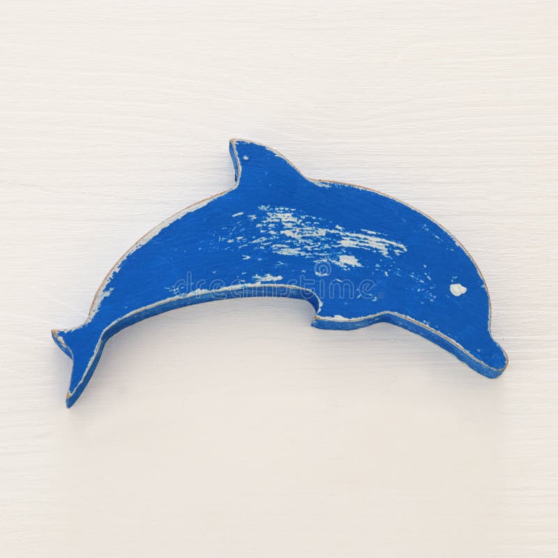 vakantie en de zomerbeeld van decoratieve dolfijn over witte houten achtergrond royalty-vrije stock afbeeldingen vakantie en de zomerbeeld van decoratieve dolfijn over witte houten achtergrond royalty-vrije stock afbeeldingen