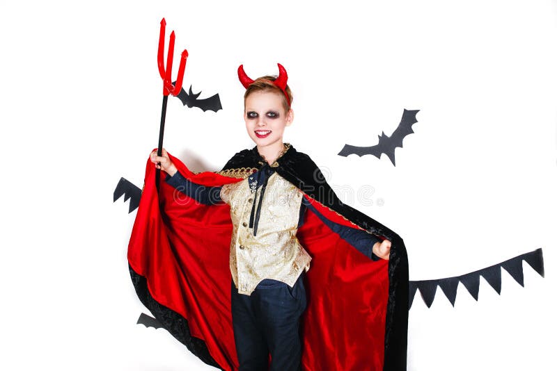 Vakantie Halloween grappig kind in Carnaval-kostuumsduivel op een witte achtergrond stock afbeeldingen Vakantie Halloween grappig kind in Carnaval-kostuumsduivel op een witte achtergrond stock afbeeldingen