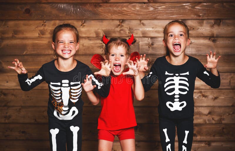 Vakantie Halloween Grappige groepskinderen in Carnaval-kostuums stock foto's Vakantie Halloween Grappige groepskinderen in Carnaval-kostuums stock foto's