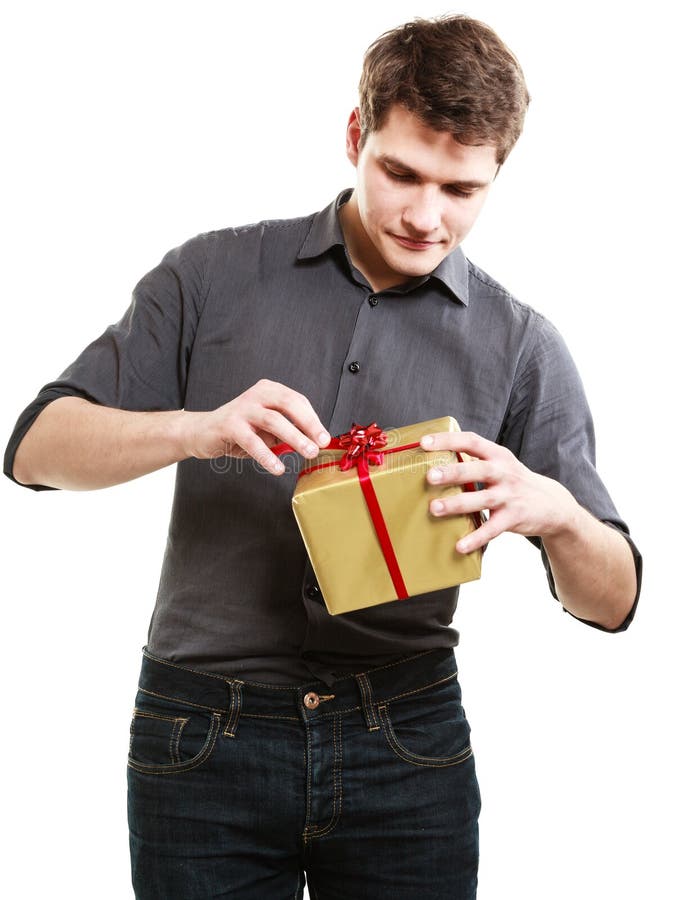 Vakantie. Mens geworden gouden giftdoos met rood lint stock foto's Vakantie. Mens geworden gouden giftdoos met rood lint stock foto's