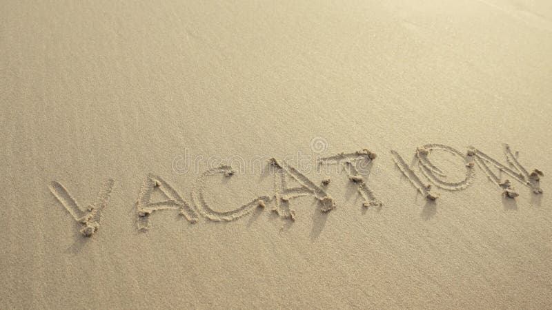 VAKANTIE op het strandzand wordt door golven altijd wordt gewassen geschreven die stock foto's VAKANTIE op het strandzand wordt door golven altijd wordt gewassen geschreven die stock foto's