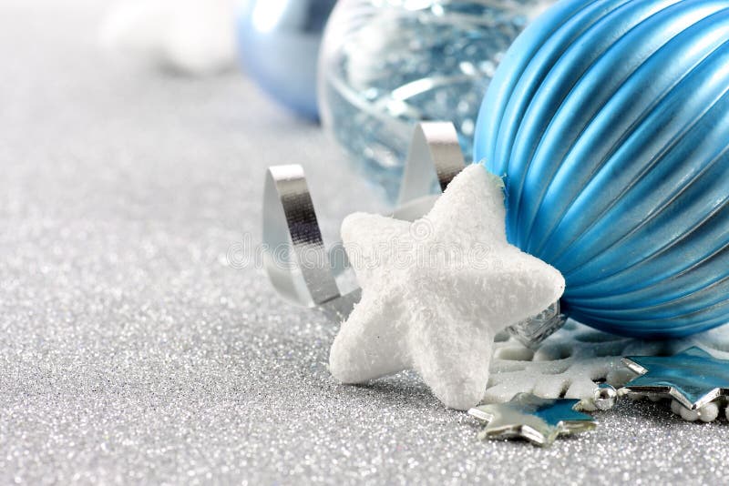 Vakantieachtergrond met witte sneeuwvlok en blauwe Kerstmisornamenten royalty-vrije stock fotografie Vakantieachtergrond met witte sneeuwvlok en blauwe Kerstmisornamenten royalty-vrije stock fotografie