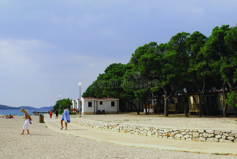 Vakantiegangers op het strand in Kroatië royalty-vrije stock foto Vakantiegangers op het strand in Kroatië royalty-vrije stock foto