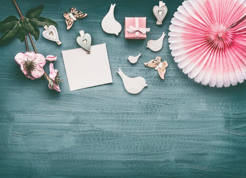 Vakantielay-out met bloemen, decoratieve vogels, roze giftvakje, lege document kaartspot omhoog en partijventilator royalty-vrije stock foto Vakantielay-out met bloemen, decoratieve vogels, roze giftvakje, lege document kaartspot omhoog en partijventilator royalty-vrije stock foto