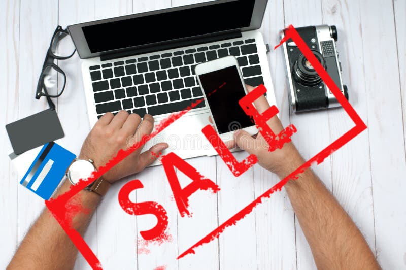 Vakantieverkoop het Online Winkelen De creditcard van de mensenholding en het gebruiken van laptop stock afbeeldingen Vakantieverkoop het Online Winkelen De creditcard van de mensenholding en het gebruiken van laptop stock afbeeldingen