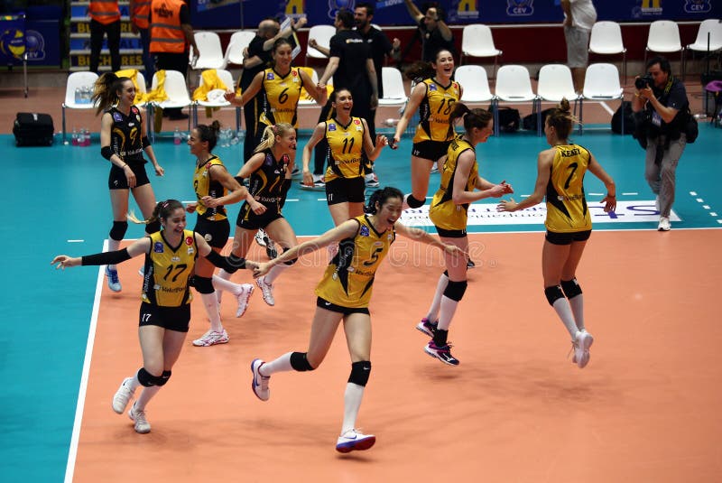 VakifBank ISTAMBUL GANHA a LIGA 2018 dos CAMPEÕES das MULHERES do VOLEIBOL de CEV imagens de stock