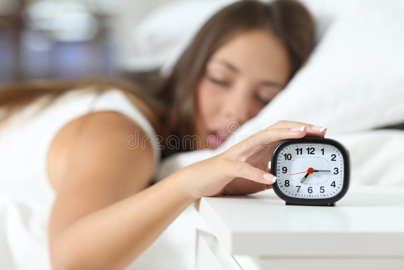 Vakna upp av en sovande flicka som stoppar ringklockan