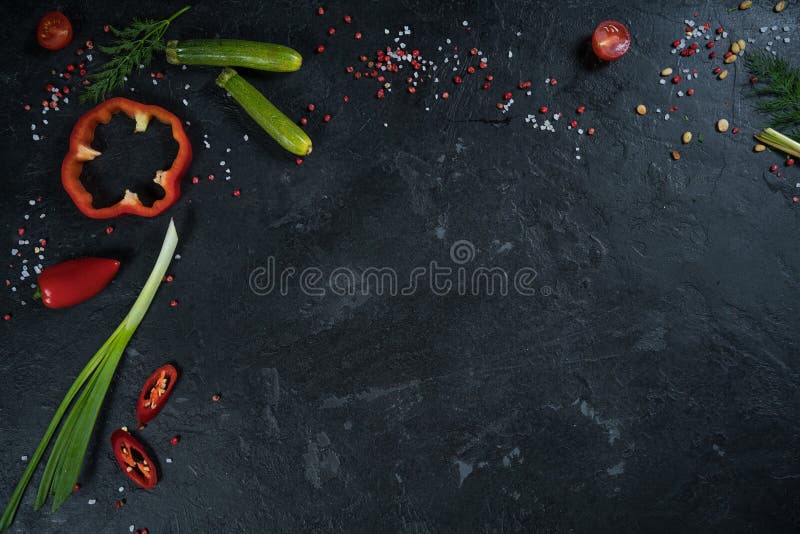 Val av kryddaörter och gräsplaner Ingredienser för matlagning Matbakgrund på svart kritiserar tabellen arkivfoto Val av kryddaörter och gräsplaner Ingredienser för matlagning Matbakgrund på svart kritiserar tabellen arkivfoto
