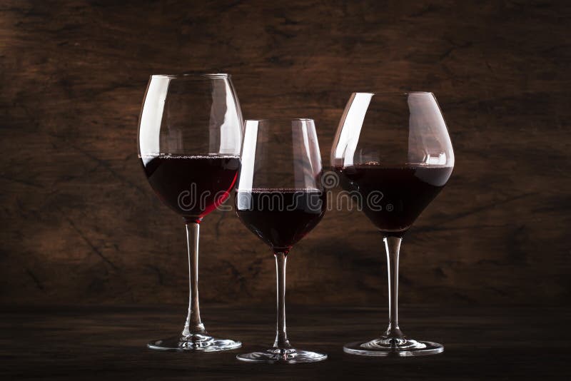 Val av rött vin på vinprovning Torra, halvtorra, söta röda viner i särskilda vinglas på gamla bakgrunder av trä Kopiera royaltyfri fotografi Val av rött vin på vinprovning Torra, halvtorra, söta röda viner i särskilda vinglas på gamla bakgrunder av trä Kopiera royaltyfri fotografi