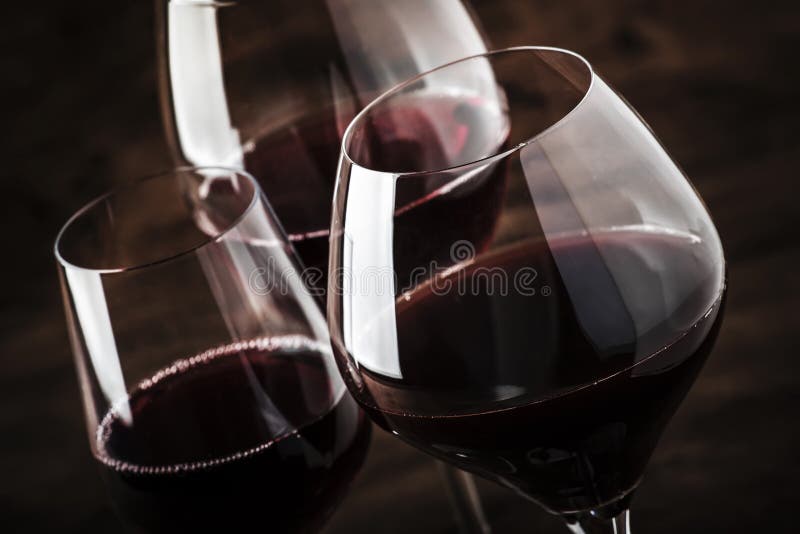 Val av rött vin på vinprovning Torra, halvtorra, söta röda viner i särskilda vinglas på gamla bakgrunder av trä Kopiera royaltyfri fotografi Val av rött vin på vinprovning Torra, halvtorra, söta röda viner i särskilda vinglas på gamla bakgrunder av trä Kopiera royaltyfri fotografi