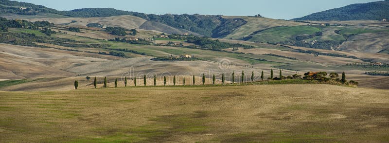 VAL d ` ORCIA, TUSCANY-ITALY, PAŹDZIERNIK 30, 2016: Sceniczny Tuscany krajobraz z tocznymi wzgórzami i dolinami w jesieni obraz stock VAL d ` ORCIA, TUSCANY-ITALY, PAŹDZIERNIK 30, 2016: Sceniczny Tuscany krajobraz z tocznymi wzgórzami i dolinami w jesieni obraz stock