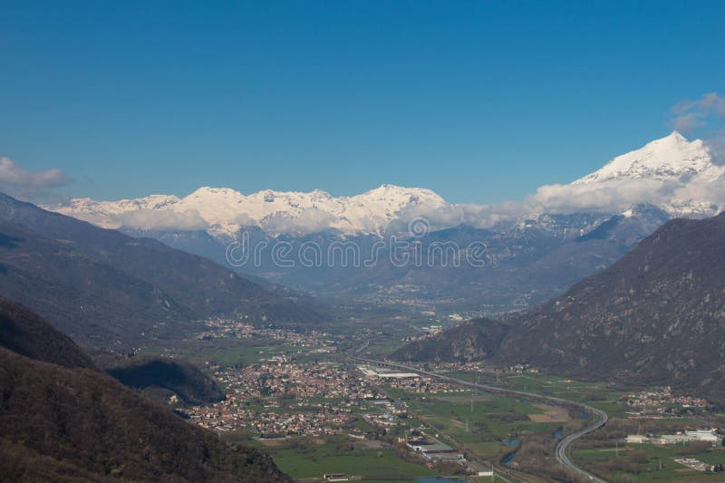 Val Di Sus z swój śnieżnymi Alps na tle i wioskami piedmont Włochy zdjęcia stock Val Di Sus z swój śnieżnymi Alps na tle i wioskami piedmont Włochy zdjęcia stock