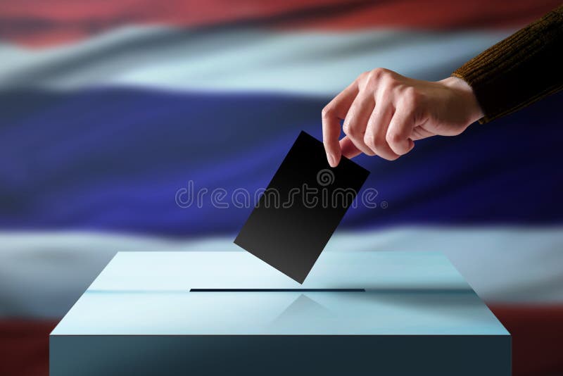 Val i det Thailand begreppet Räcka att tappa ett sluten omröstningkort in i t arkivbilder Val i det Thailand begreppet Räcka att tappa ett sluten omröstningkort in i t arkivbilder