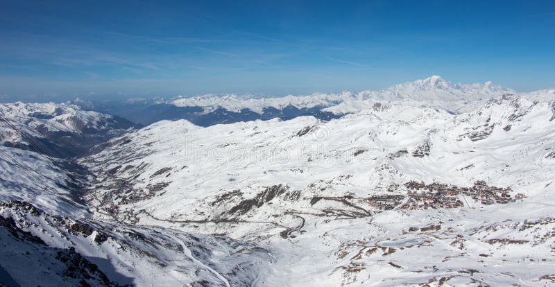 Val thorens les menuires vista dal tramonto della valle del Monte Bianco con paesaggio delle montagne francesi fotografie stock libere da diritti Val thorens les menuires vista dal tramonto della valle del Monte Bianco con paesaggio delle montagne francesi fotografie stock libere da diritti