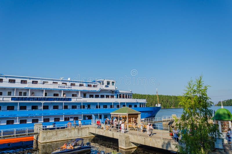 Valaameiland, Rusland - 07 17 2018: Het motorschip stock foto Valaameiland, Rusland - 07 17 2018: Het motorschip stock foto