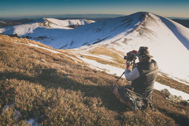 Vale bonito da montanha do inverno em uma luz da manhã Instagram s foto de stock Vale bonito da montanha do inverno em uma luz da manhã Instagram s foto de stock