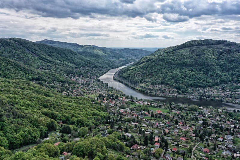 Vale de labirinto com casas e colinas florestais fotos de stock