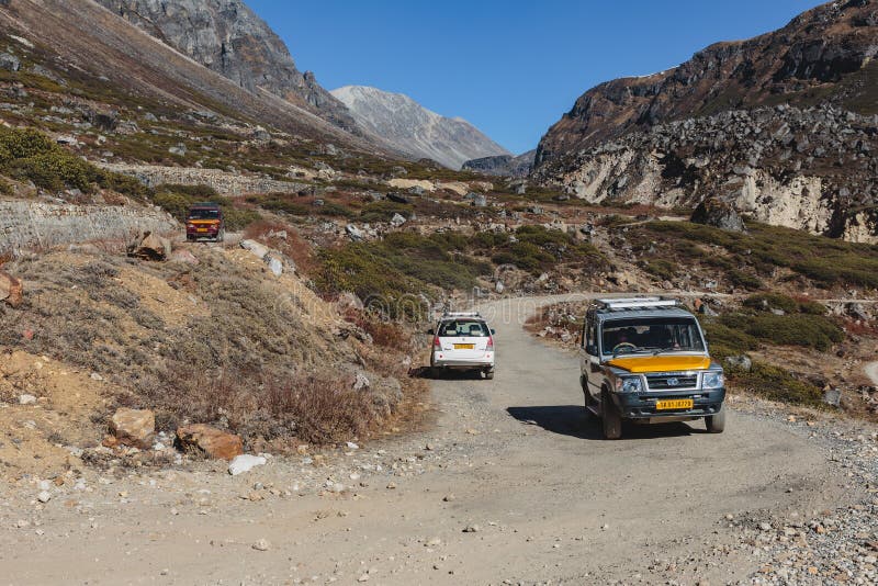 Vale de Yumthang que vê do nível elevado para ver a linha desviante da estrada com os carros no inverno em Lachung Sikkim norte, fotos de stock Vale de Yumthang que vê do nível elevado para ver a linha desviante da estrada com os carros no inverno em Lachung Sikkim norte, fotos de stock