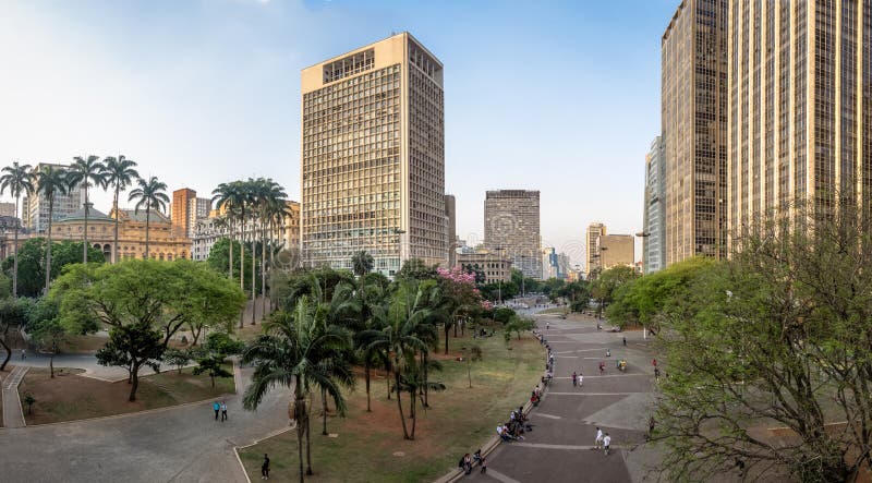 Vale fa la vista della valle di Anhangabau Anhangabau da Viaduto fa Cha Tea Viaduct - Sao Paulo, Brasile fotografia stock Vale fa la vista della valle di Anhangabau Anhangabau da Viaduto fa Cha Tea Viaduct - Sao Paulo, Brasile fotografia stock