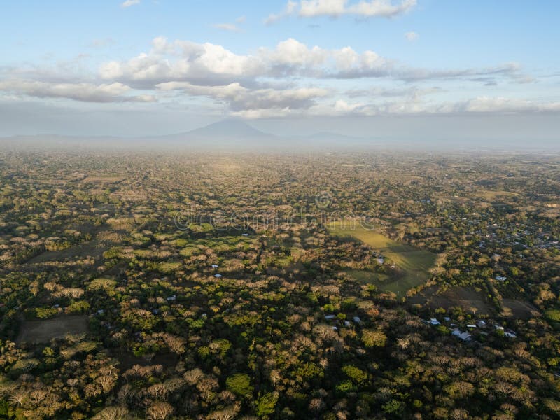 Vale tropical verde com o vulcão Mombacho foto de stock royalty free