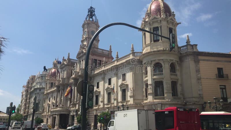 Valencia kör en buss med dubbla decker som kör ner på en gata i staden