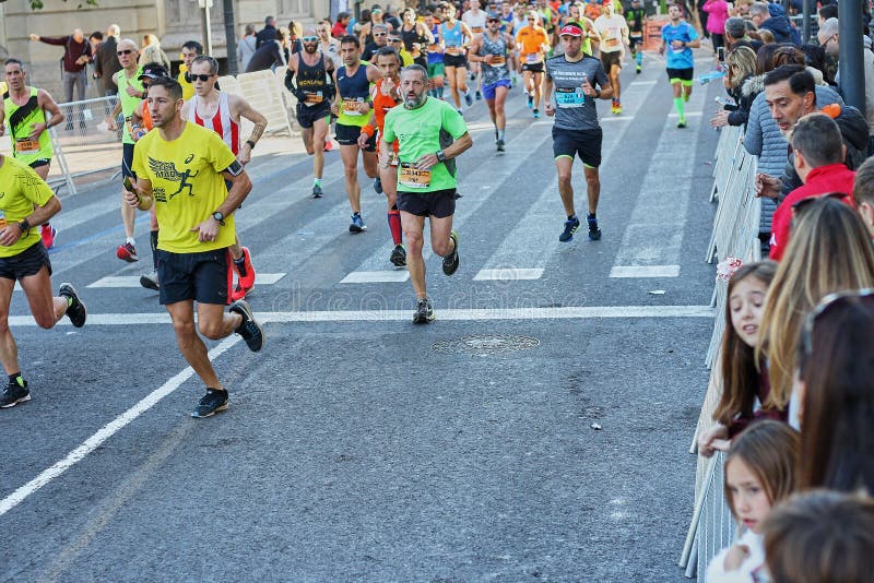 VALENCIA, SPAGNA - 2 DICEMBRE: I corridori fanno concorrenza nel XXXVIII Valencia Marathon il 18 dicembre 2018 a Valencia, Spagna fotografia stock libera da diritti VALENCIA, SPAGNA - 2 DICEMBRE: I corridori fanno concorrenza nel XXXVIII Valencia Marathon il 18 dicembre 2018 a Valencia, Spagna fotografia stock libera da diritti