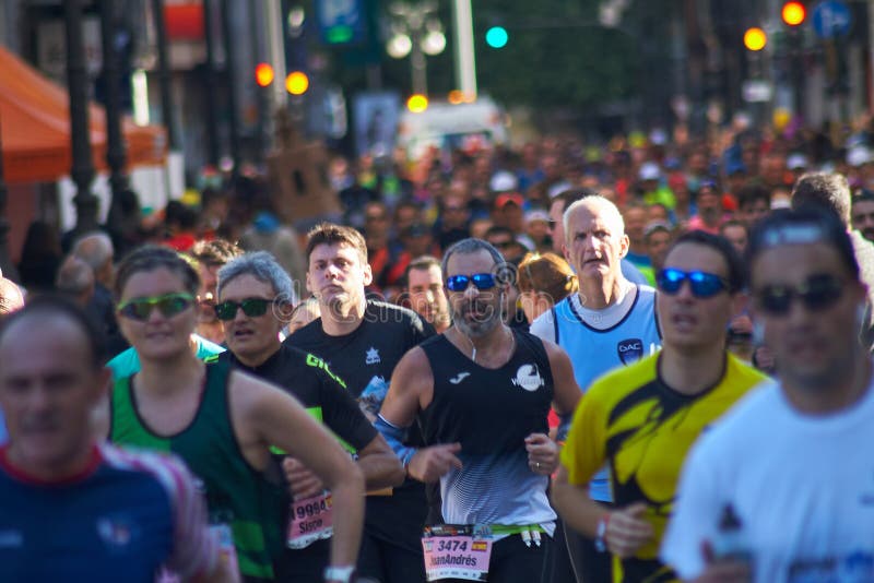 VALENCIA, SPAGNA - 2 DICEMBRE: I corridori fanno concorrenza nel XXXVIII Valencia Marathon il 18 dicembre 2018 a Valencia, Spagna fotografie stock libere da diritti VALENCIA, SPAGNA - 2 DICEMBRE: I corridori fanno concorrenza nel XXXVIII Valencia Marathon il 18 dicembre 2018 a Valencia, Spagna fotografie stock libere da diritti