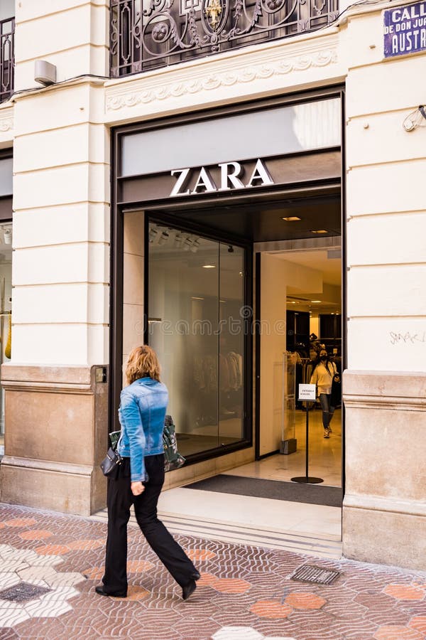 Valencia Spain Abril 2022 : Fachada De Zara Shop En Valencia. Tienda De Ropa De Zara. Zara Es Una De Las Imagen de archivo editorial - Imagen de centro, minorista: 246733264