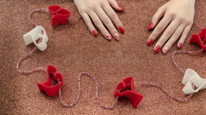 Valentijnsdag, 14 februari Rood en wit Brandkaarsen Rode manicure Kader Achtergrond Licht, briljant Harten boos