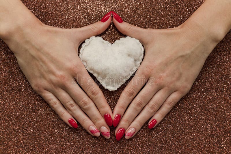 Valentijnsdag, 14 februari Rood en wit Brandkaarsen Rode manicure Kader Achtergrond Licht, briljant Harten boos