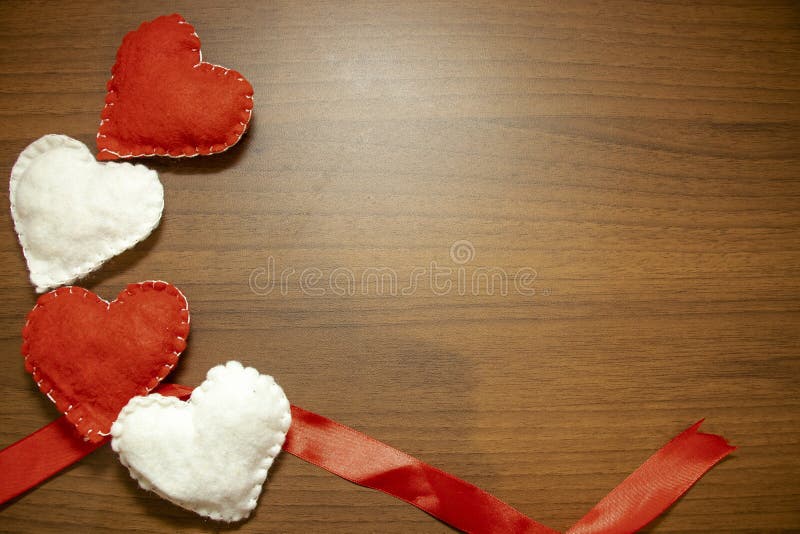 Valentijnsdag, 14 februari Rood en wit hart op een houten achtergrond Met kaarsen en een rood zijdeklint