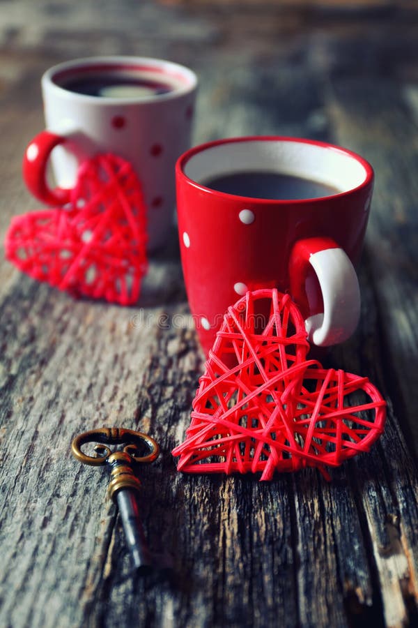 Valentin dag: Kaffe för två och röda hjärtor arkivbild Valentin dag: Kaffe för två och röda hjärtor arkivbild
