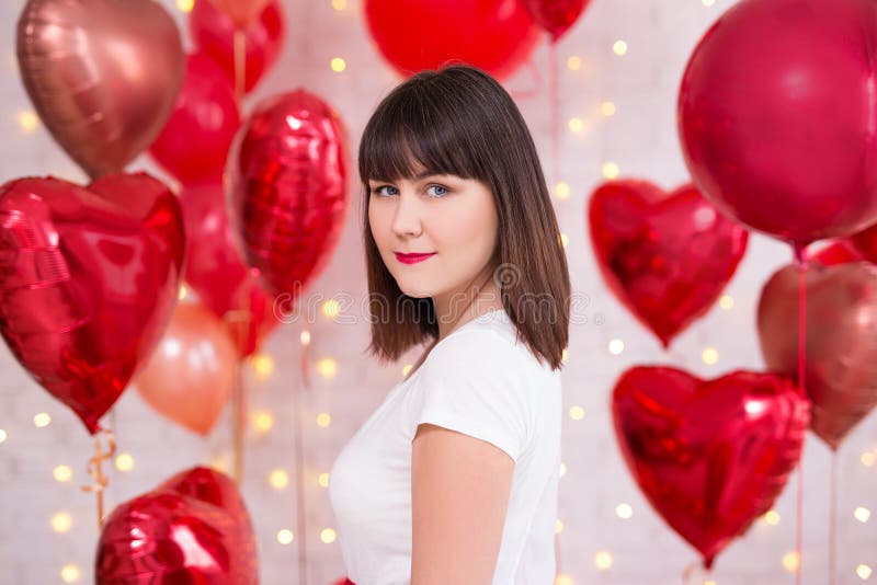 Valentin dagbegrepp - lycklig härlig kvinna med röda hjärta-formade ballonger royaltyfria bilder Valentin dagbegrepp - lycklig härlig kvinna med röda hjärta-formade ballonger royaltyfria bilder