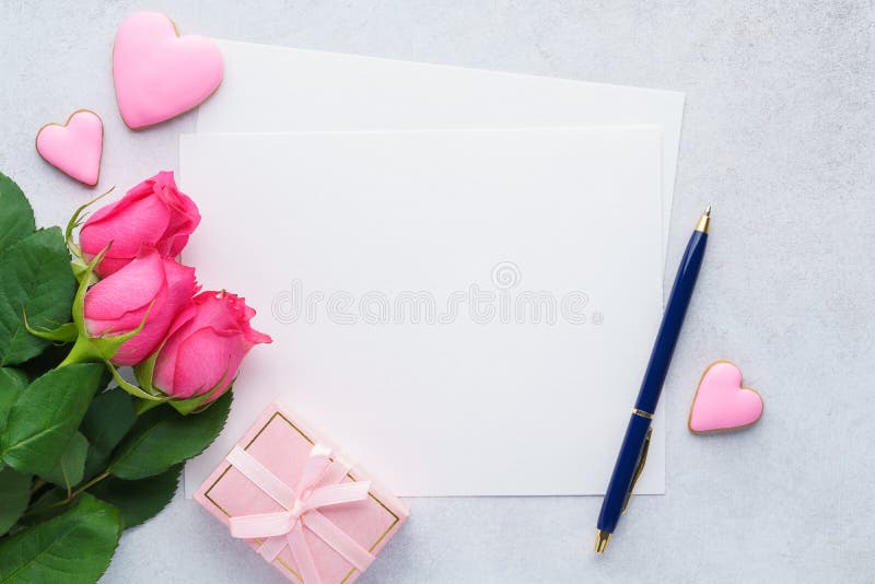 Valentin dagkort med den tomma listan av papper, rosor och pennan fotografering för bildbyråer Valentin dagkort med den tomma listan av papper, rosor och pennan fotografering för bildbyråer