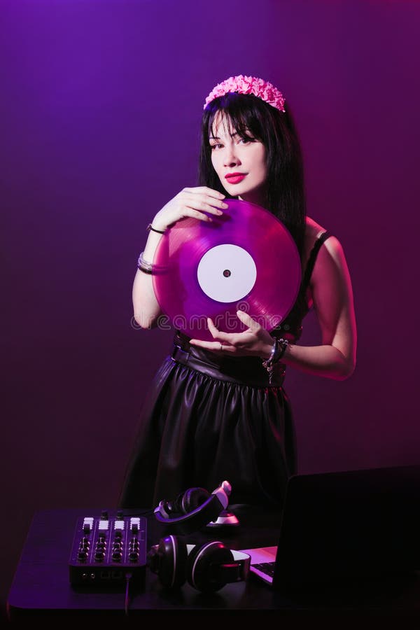 Valentin för glamour för vinyl för ung kvinna för blandare för retro tappning för parti för flicka för disko för Dj-headphoneutru arkivbild